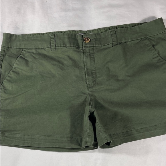 Old Navy womens green Everyday flat front 4" inseam chino shorts - size 18 - Picture 1 of 10